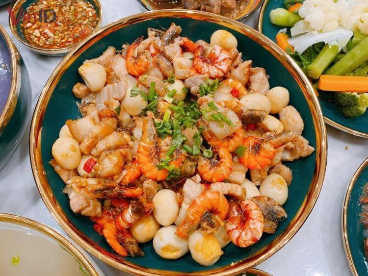 Mâm cơm ấm cúng với món thịt kho tôm trứng cút chuẩn vị nhà làm