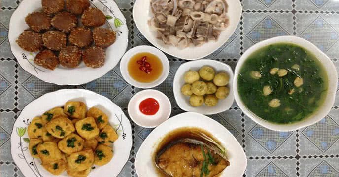 Mâm cơm gia đình với cá thu rim, ngao mồng tơi, khoai môn lệ phố