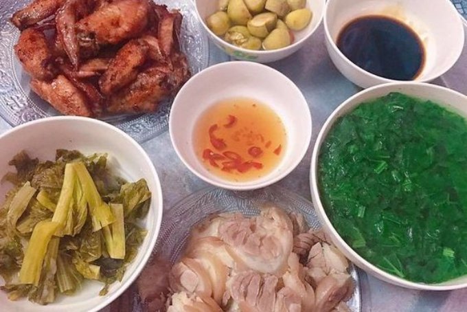 Mâm cơm gia đình với cánh gà nướng BBQ, chân giò luộc