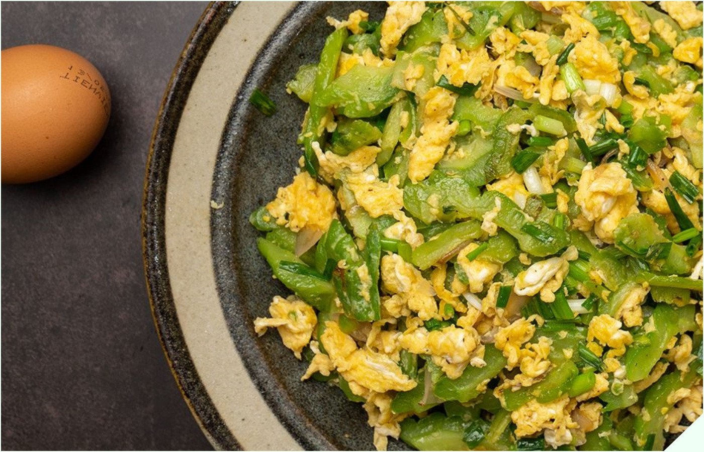 Mâm cơm gia đình với món khổ qua xào trứng thơm ngon và bổ dưỡng