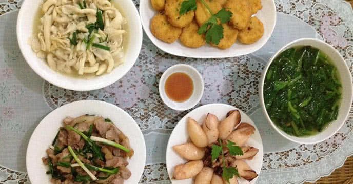 Mâm cơm gia đình với mực chiên mắm tỏi, chả đậu phụ