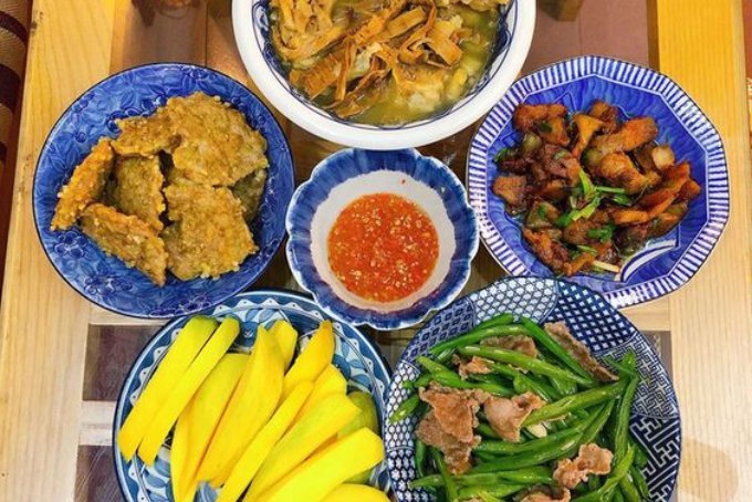 Mâm cơm gia đình với thịt ba rọi rang cháy cạnh, chả cốm chiên