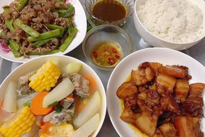 Mâm cơm gia đình với thịt bò xào đỗ, thịt kho tàu