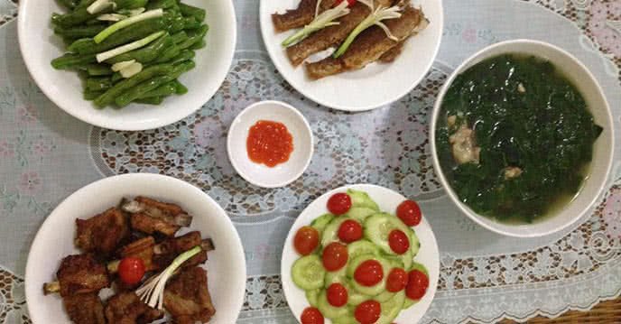 Mâm cơm ngon với cá lanh kho khô, sườn nướng, salad dưa chuột