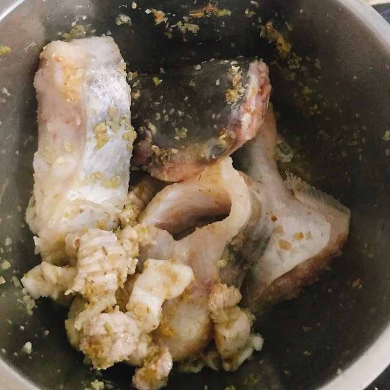 Mắm kho cá hú đang được chế biến trên bếp