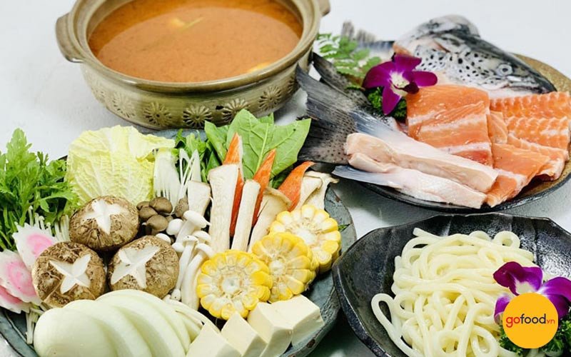 Mâm lẩu cá hồi kiểu Nhật đa dạng với hải sản và rau nấm tươi ngon