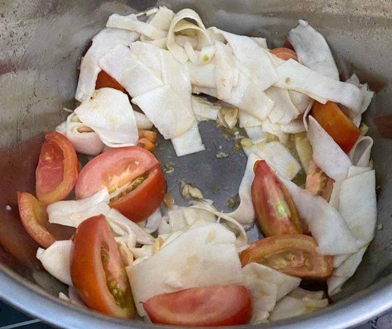 Măng chua và cà chua xào sơ, chuẩn bị cho nước dùng lẩu ếch