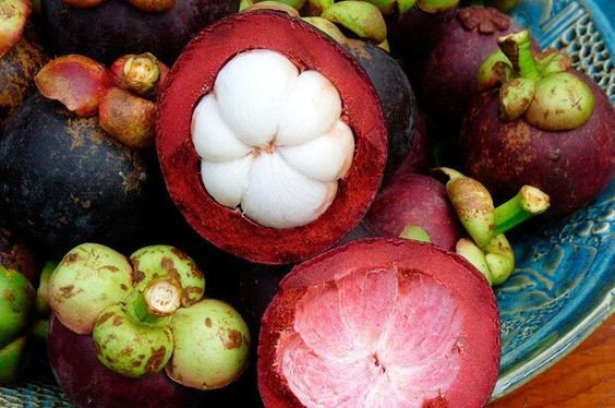 Măng cụt tươi và một quả đã được bổ ra, thể hiện khả năng hỗ trợ kiểm soát cân nặng