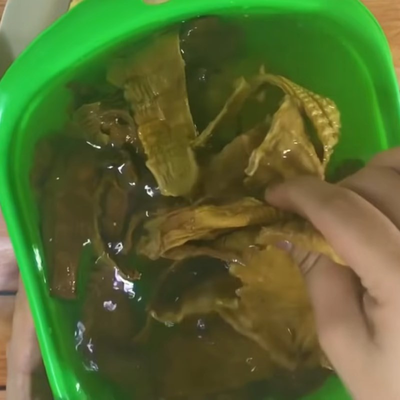 Măng khô đã ngâm mềm, sẵn sàng cho món miến gà