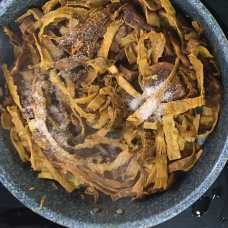 Măng khô đã xào xong, sẵn sàng cho vào nước dùng miến gà