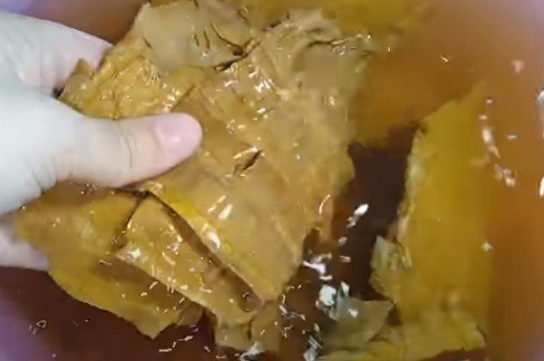 Măng khô ngâm nước lần 1 để nở