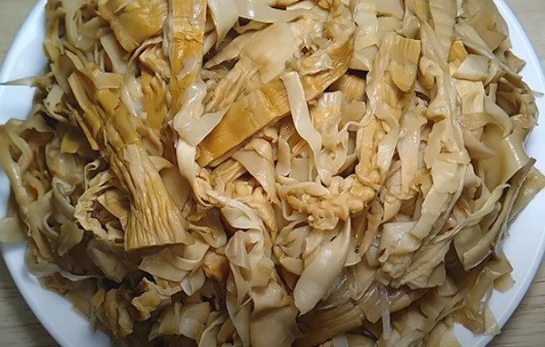 Măng khô sau 2 lần luộc và vắt sạch nước có độ bóng đẹp