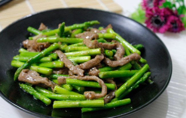 Măng tây xào thịt bò giòn ngon và giữ màu xanh đẹp mắt