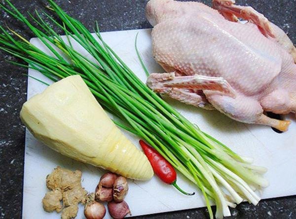 Măng tươi và thịt vịt nguyên liệu chuẩn bị cho món vịt nấu măng tươi