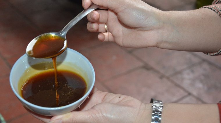 Mật mía vàng óng sánh mịn chuẩn bị dùng với bánh tro
