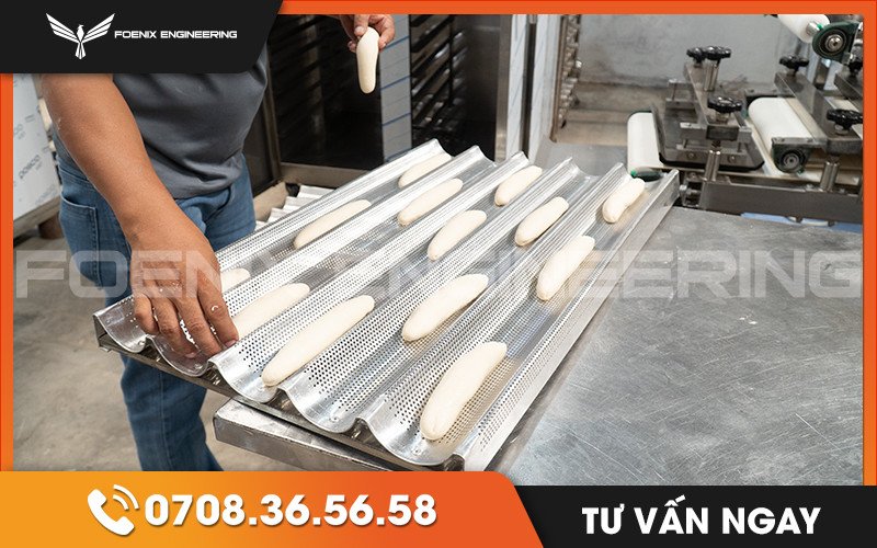 Máy se bột đang tạo hình những chiếc bánh mì đặc ruột trước khi ủ