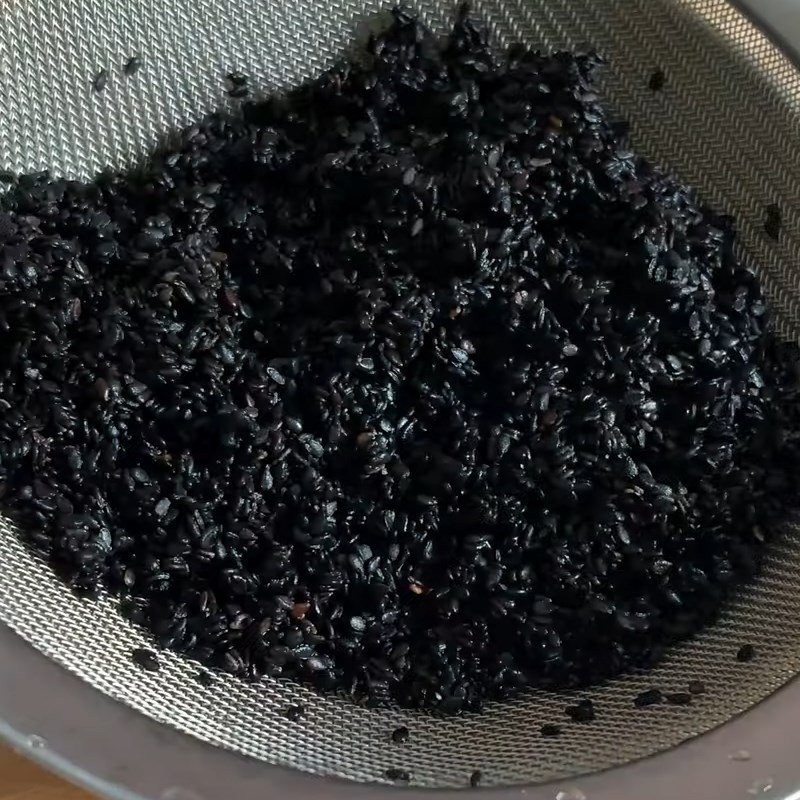 Mè đen đang được rửa sạch để chuẩn bị làm nhân bánh trôi tàu