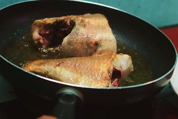 Mẹo áp chảo cá diêu hồng giúp thịt cá săn chắc, không bị nát khi nấu canh chua