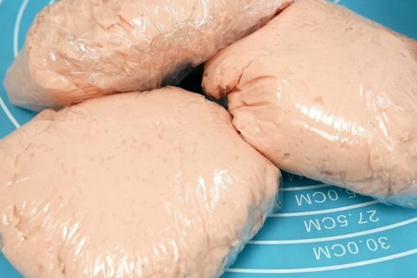 Mẹo giữ lạnh thịt heo khi làm giò sống để đảm bảo độ kết dính