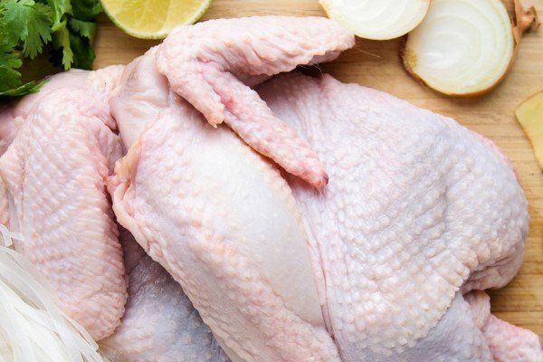 Mẹo sơ chế thịt gà sạch và không bị tanh