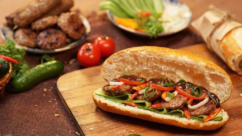Mẹo thưởng thức bánh mì lành mạnh với nhiều rau xanh
