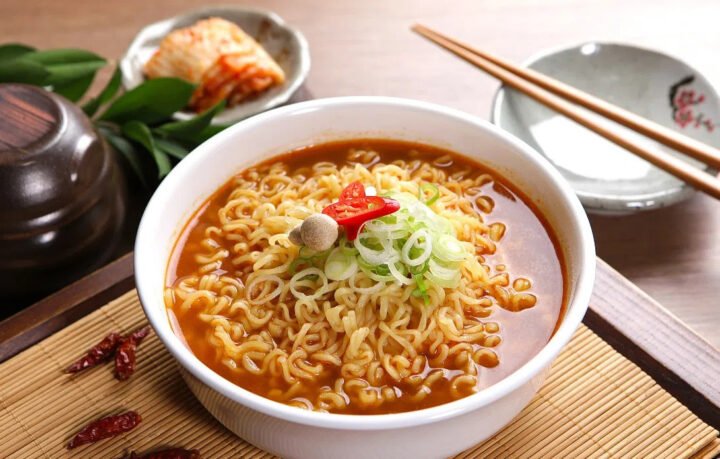 mì cay gây đầy hơi khó tiêu