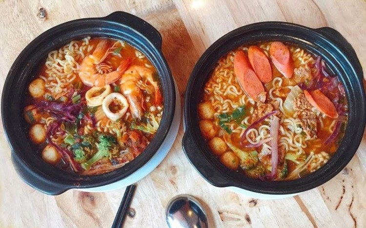 Mì cay Hàn Quốc với nước dùng đậm đà và độ cay đặc trưng