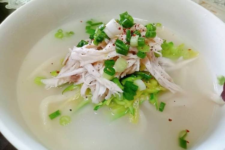 Mì gà kiểu Hàn Quốc với bí ngòi và thịt gà xé đậm đà