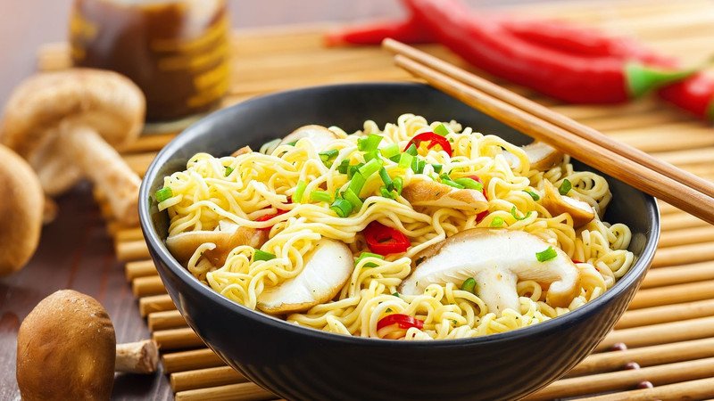 Mì gói được chế biến cùng với trứng và rau xanh, tạo thành một bữa ăn đầy đủ chất dinh dưỡng hơn