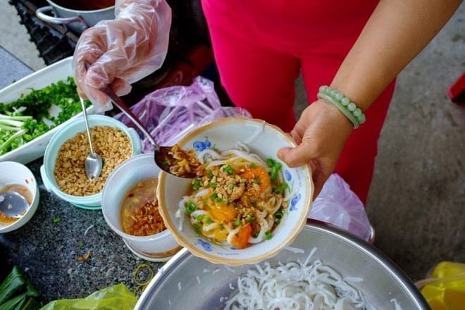 Mì Quảng Phú Chiêm hấp dẫn với sợi mì dai, nước dùng đậm đà và nguyên liệu tươi ngon