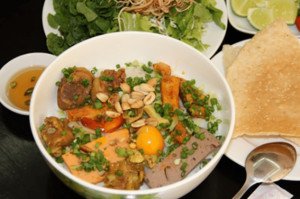 Mì quảng với các loại chả bò, chả cua