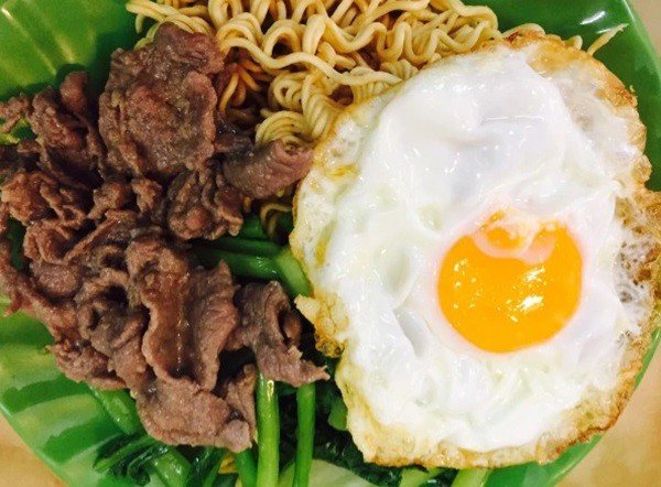Mì xào thịt bò trứng ốp la béo ngậy, một bữa ăn sáng đầy đủ dinh dưỡng