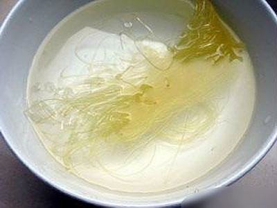 Miến dong đang được ngâm trong nước lạnh để làm mềm sợi miến trước khi xào