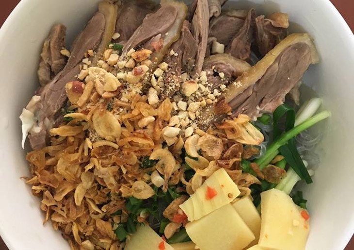 Miến trộn ngan với thịt ngan và rau sống