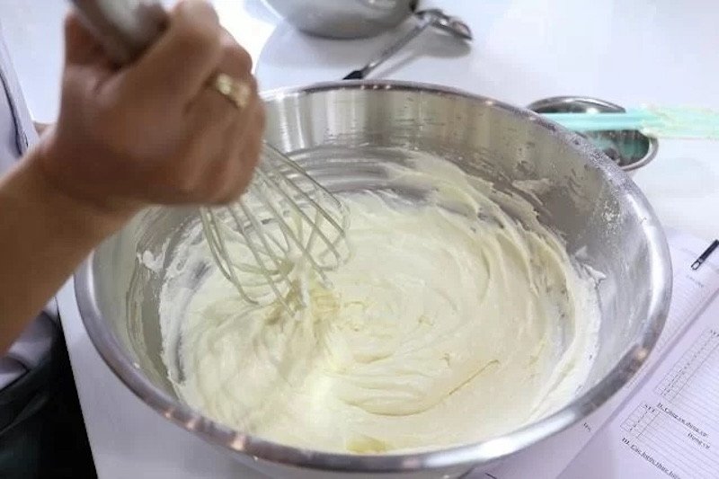 Miếng bánh kem mềm mịn với lớp kem phủ không cần whipping cream