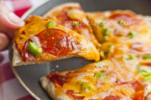 Miếng bánh pizza chảo giòn rụm hấp dẫn cho bữa ăn gia đình