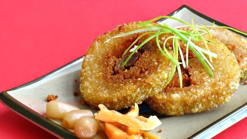 Miếng bánh tét chiên vàng giòn, hấp dẫn, chứa nhiều năng lượng và calo