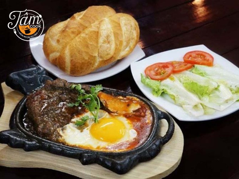 Miếng bò bít tết cắt lát cho thấy độ chín medium rare hoàn hảo, hấp dẫn khi thưởng thức