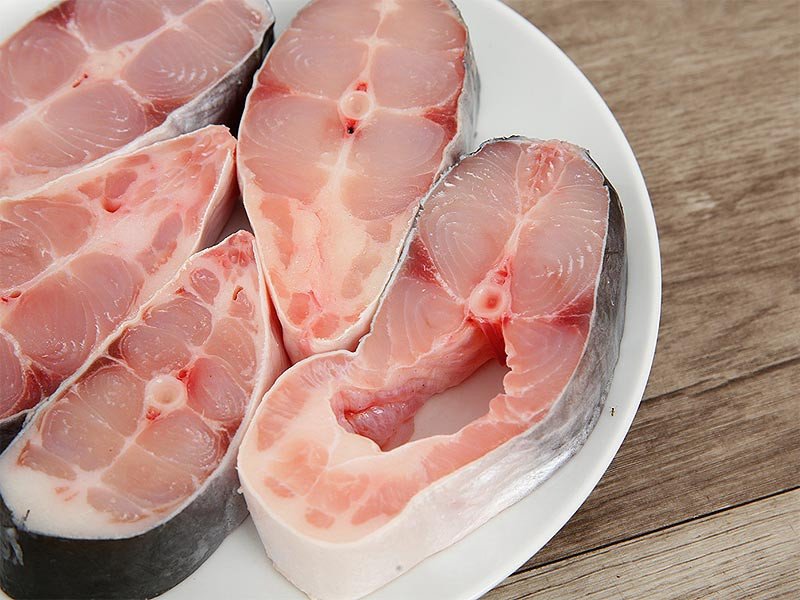 Miếng cá ba sa tươi vừa được rửa sạch, sẵn sàng để ướp