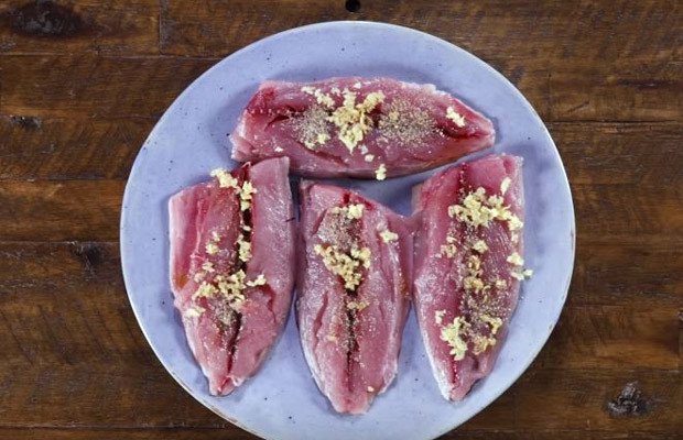 Miếng cá ngừ phi lê đã ướp gia vị sẵn sàng để hấp làm bún chả cá