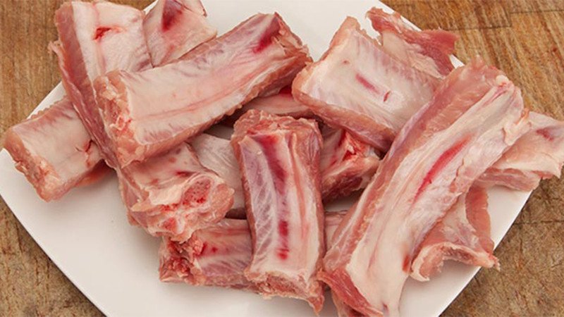 Miếng sườn heo tươi ngon với màu hồng nhạt và độ đàn hồi tốt