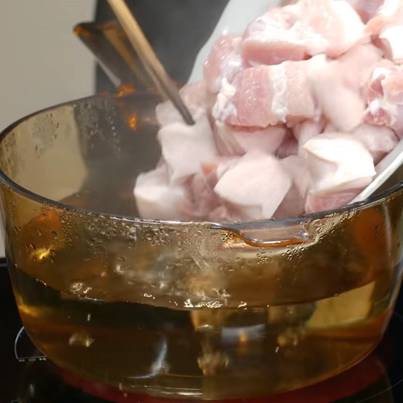 Miếng thịt ba chỉ được cắt thành khối vuông đều đặn để kho trám