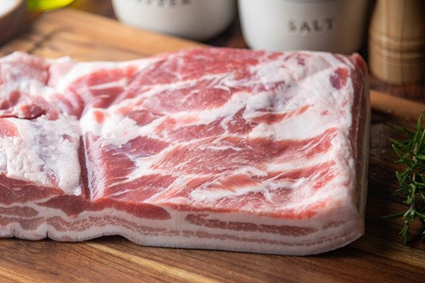 Miếng thịt ba chỉ tươi ngon chuẩn bị làm món ngâm nước mắm