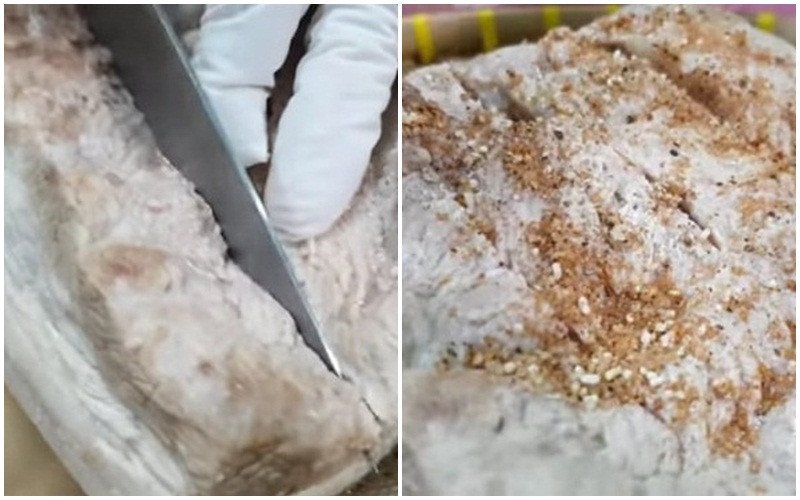 Miếng thịt heo ba chỉ đang được thoa đều gia vị ướp
