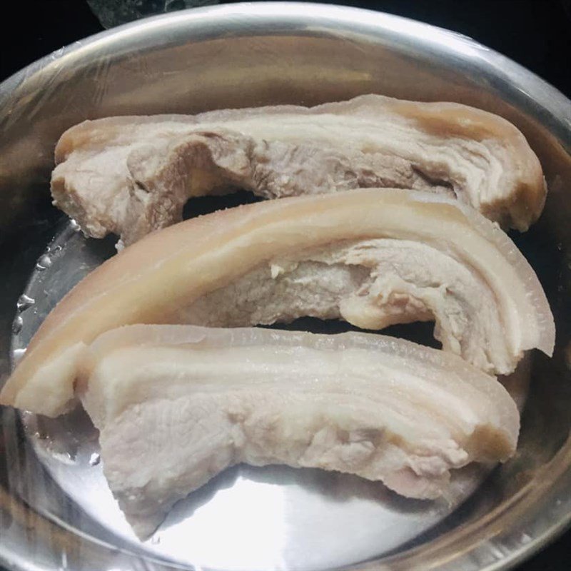 Miếng thịt heo ba chỉ sau khi luộc chín, sẵn sàng cho công đoạn ngâm nước mắm