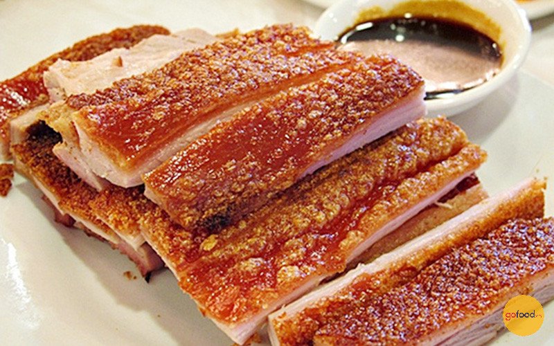 Miếng thịt heo quay giòn bì vàng ươm