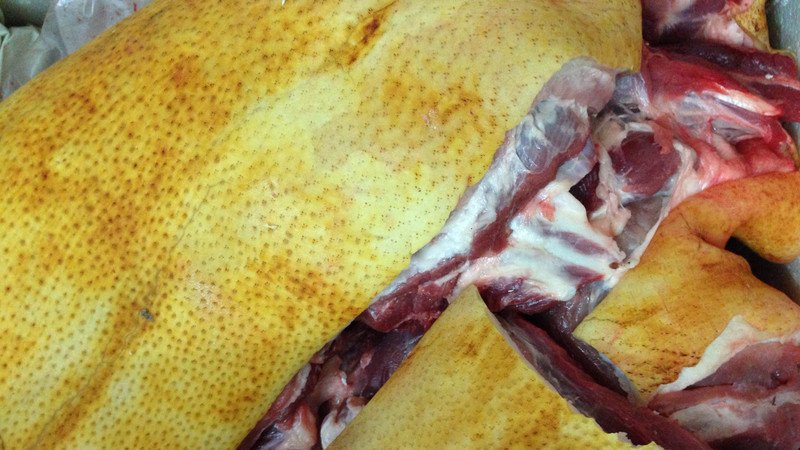 Miếng thịt heo rừng tươi ngon, chuẩn bị để làm mềm và chế biến