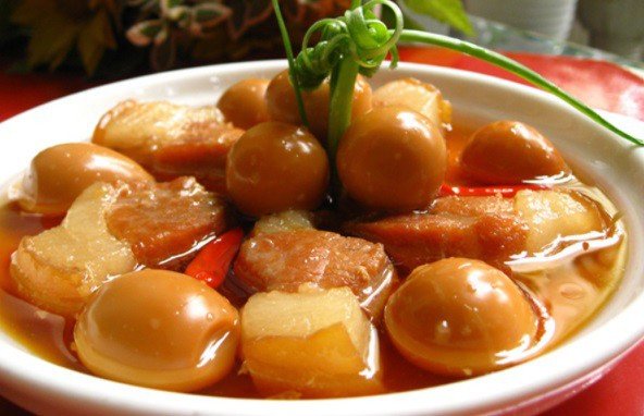Miếng thịt kho tàu mềm rục, mỡ trong, trứng cút thấm vị tuyệt vời