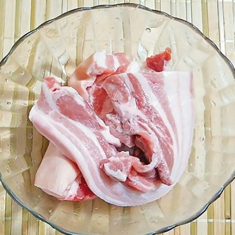 Miếng thịt lớn ba chỉ đã được sơ chế và cắt miếng vừa ăn