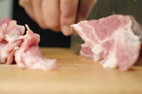 Miếng thịt nạc vai được cắt lát đều đẹp, chuẩn bị cho món thịt xiên nướng thơm ngon